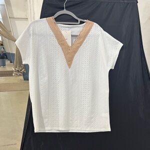 White and Tan V-Neck Short Sleeve Top